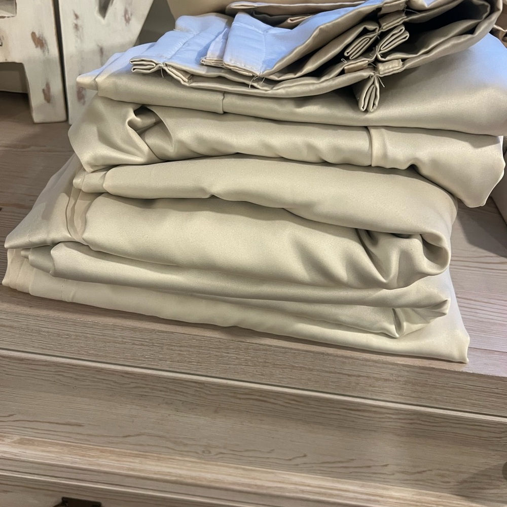 4 panels pinch pleat lined drapes. Smoke free home. 96x27/29 cream in color.